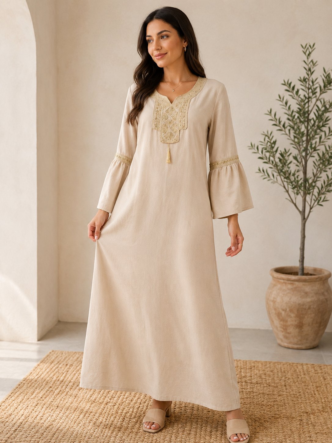 Sublime robe longue au style raffiné et mporel. Confectionnée dans un tissu fluide et léger pour un tombé élégant et confortable. 