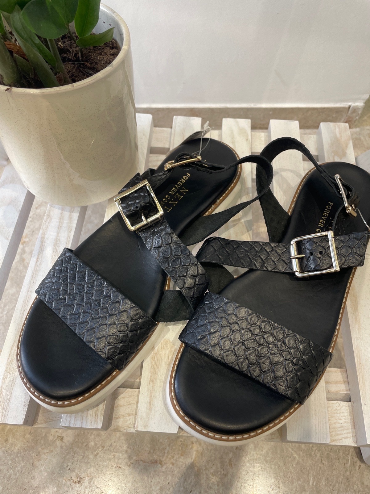 Sandales p39 en cuir noir croco de la marque next très confortable 