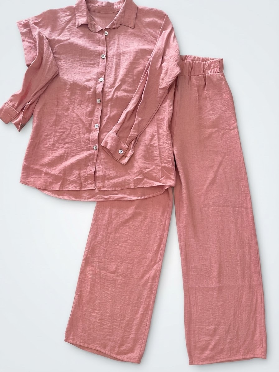 Set rose nude taille 2 convient à la taille m composé d'une chemise over size mi longue et un pantalon large 