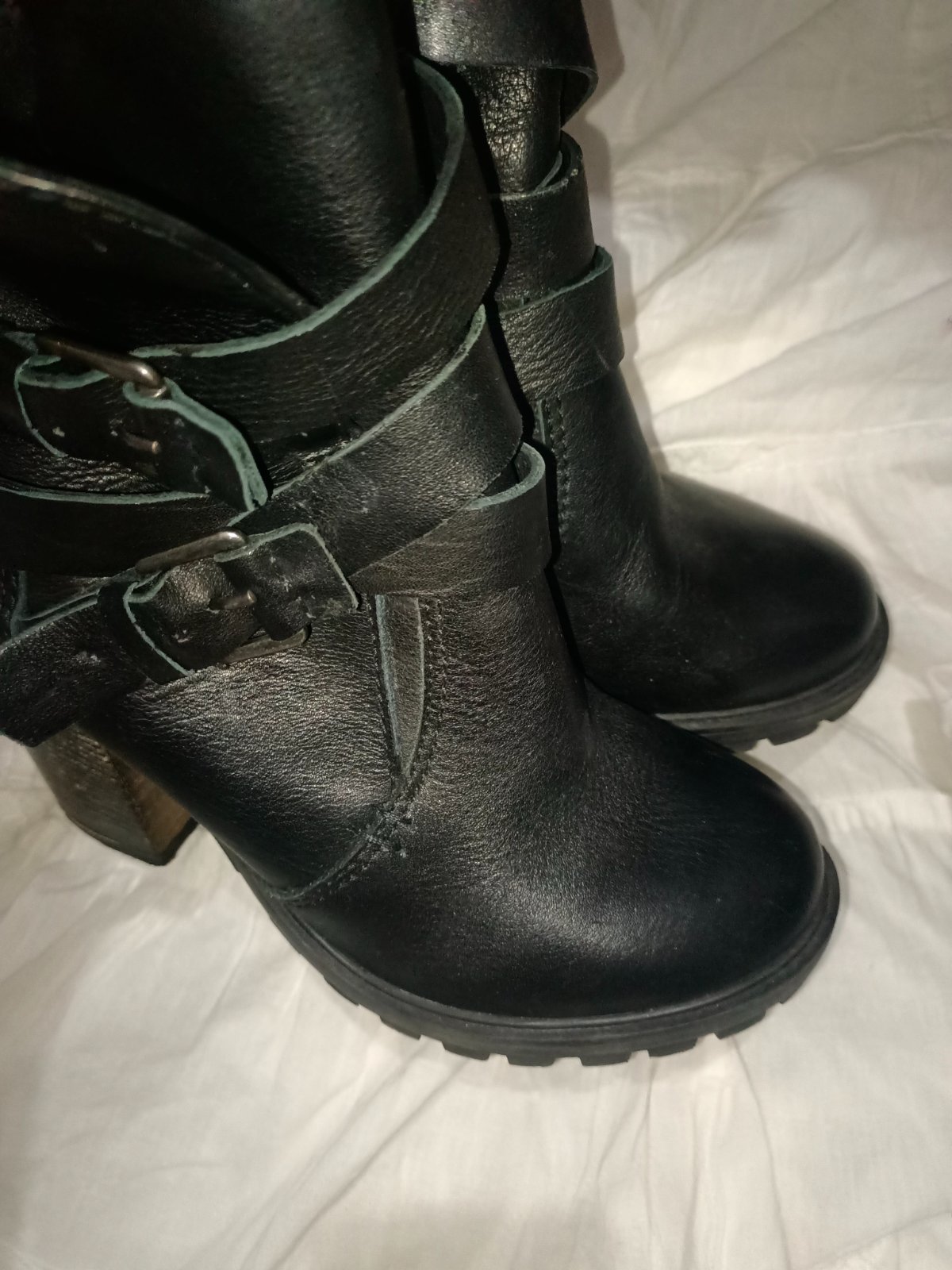 Bottines en cuir noir à talon