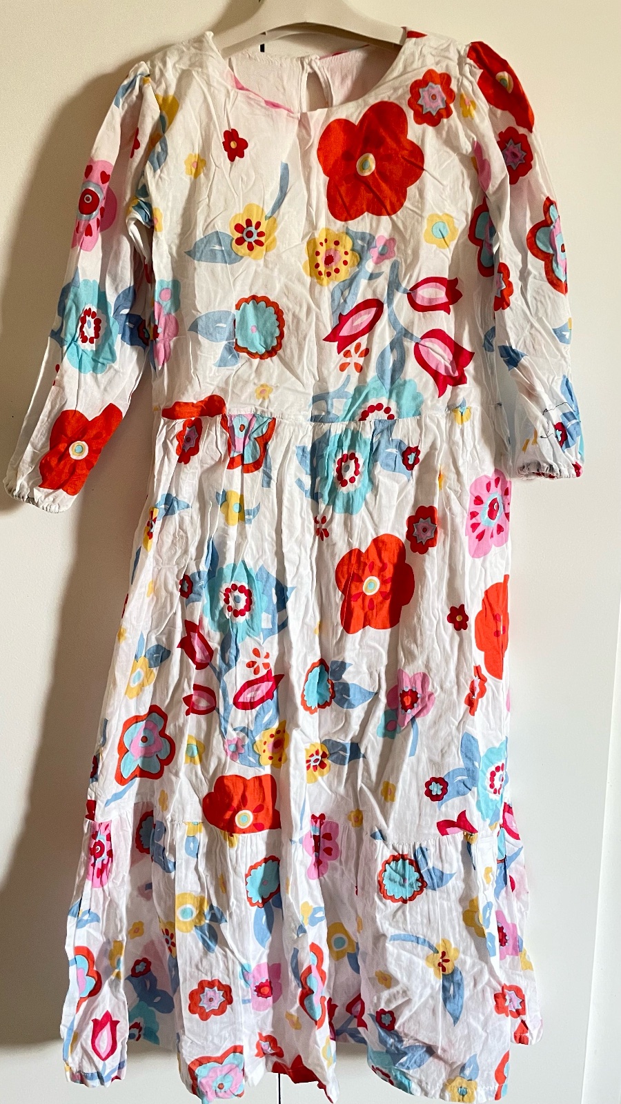 Robe fleurie je vends ce collier plastron couleur blanc très peu porté