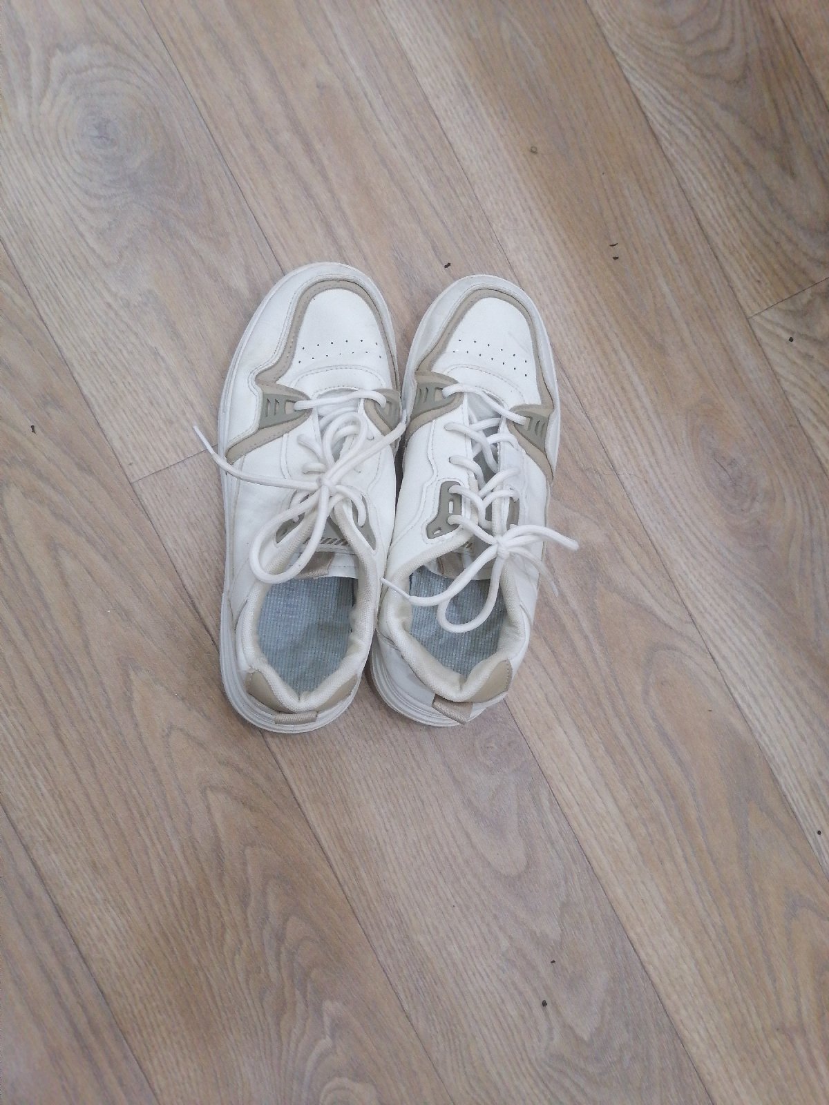 Deux chaussures de même modèles différents couleurs 