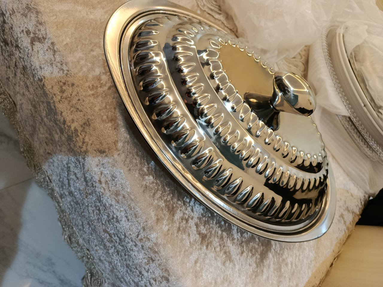 Plat de presentation en inox avec couvercle  