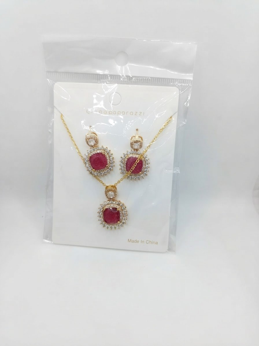 Ensemble collier et boucles d'oreilles avec pierre rose