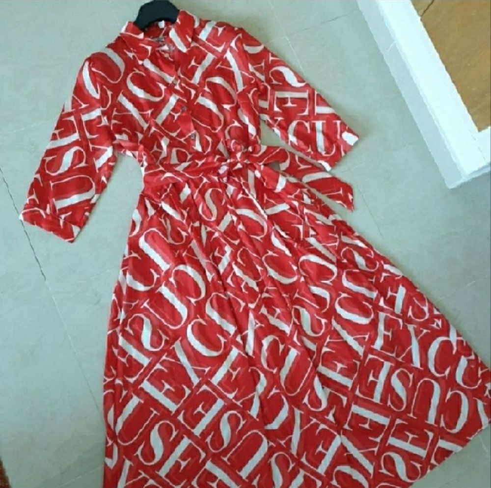Belle robe rouge satinée 