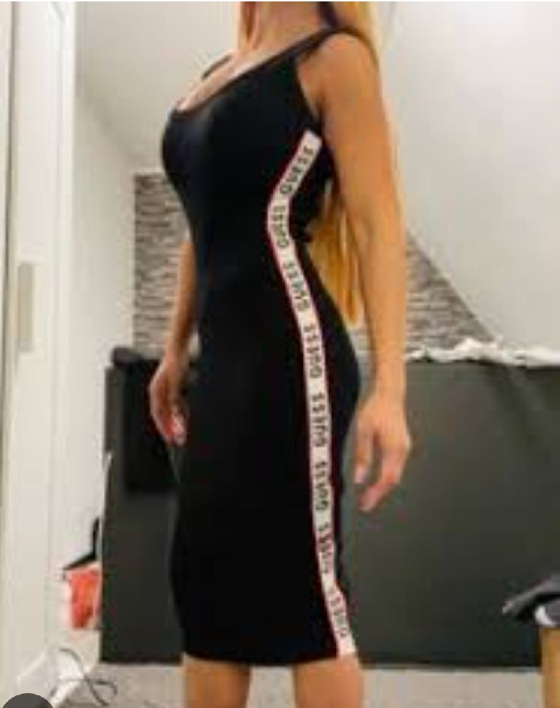 Jolie robe Guess monogramme 