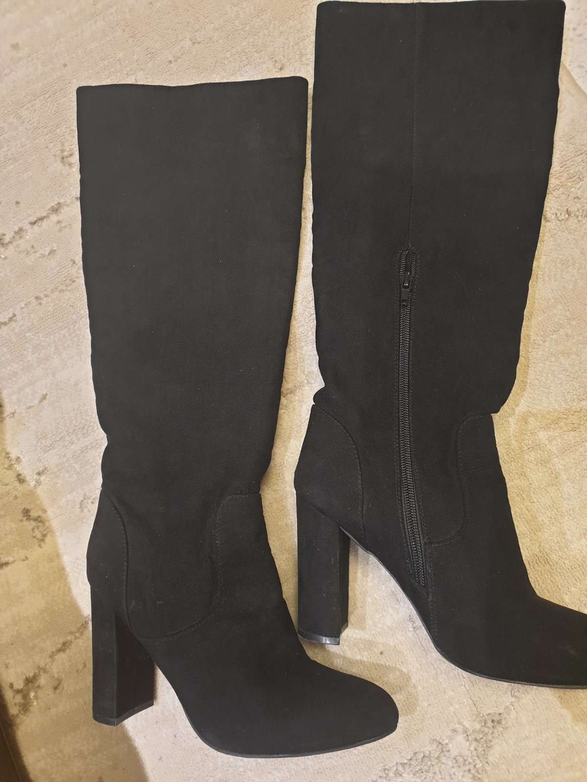 Bottes en daim couleur noir foncé pointure 37