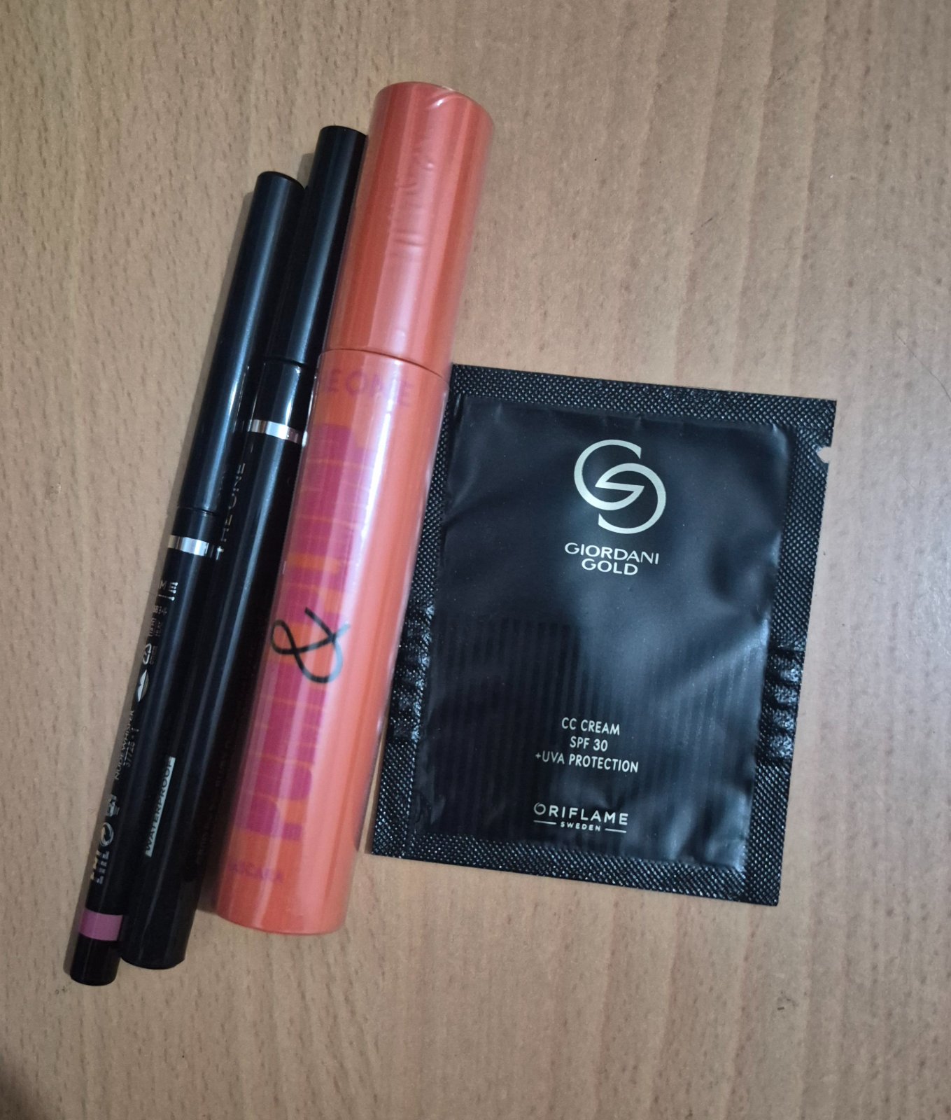 Lot : eyeliner + mascara + lip liner+ testeur cc cream giodiani gold