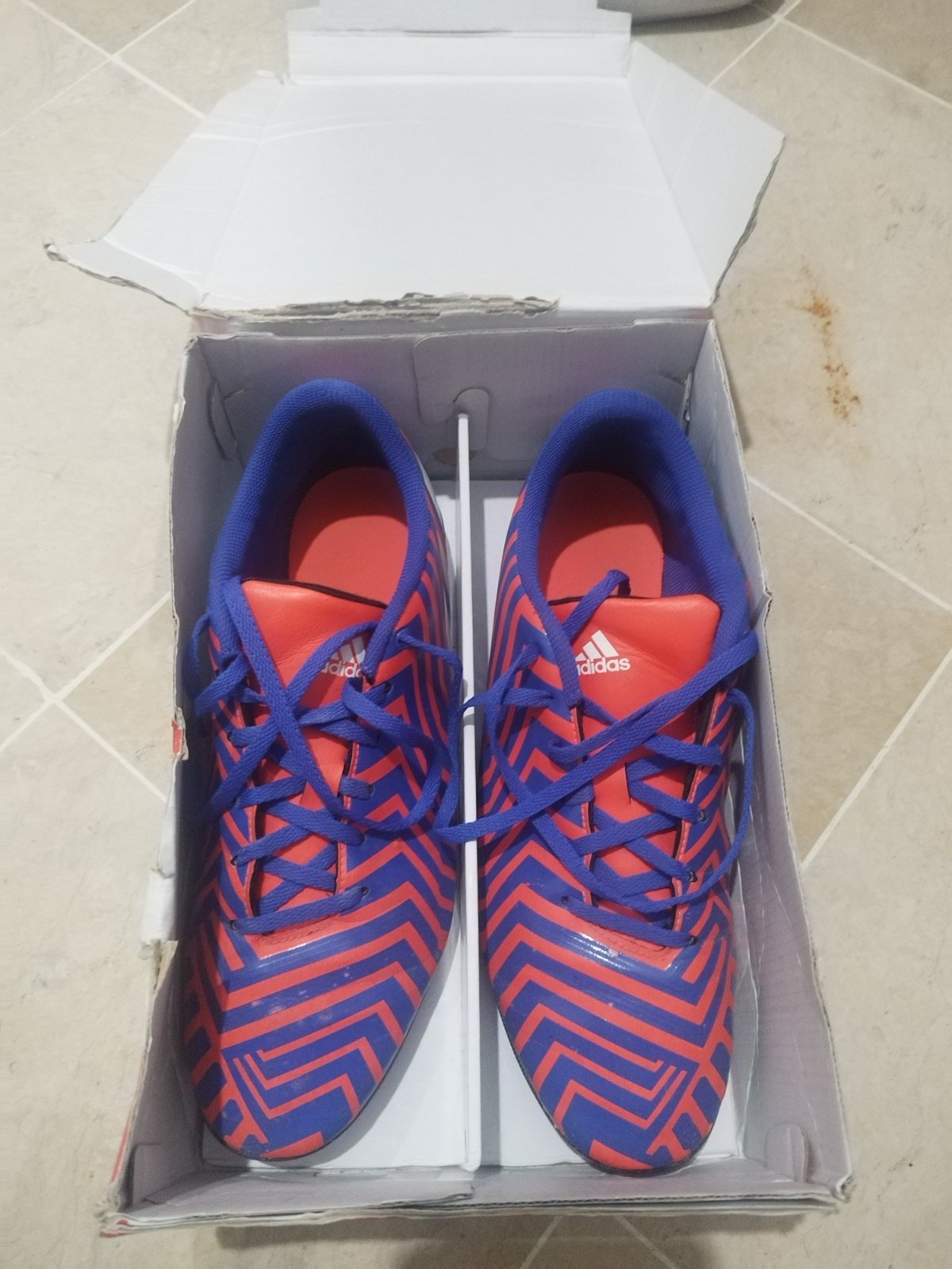 Chaussure de foot adidas bleu et orangé 