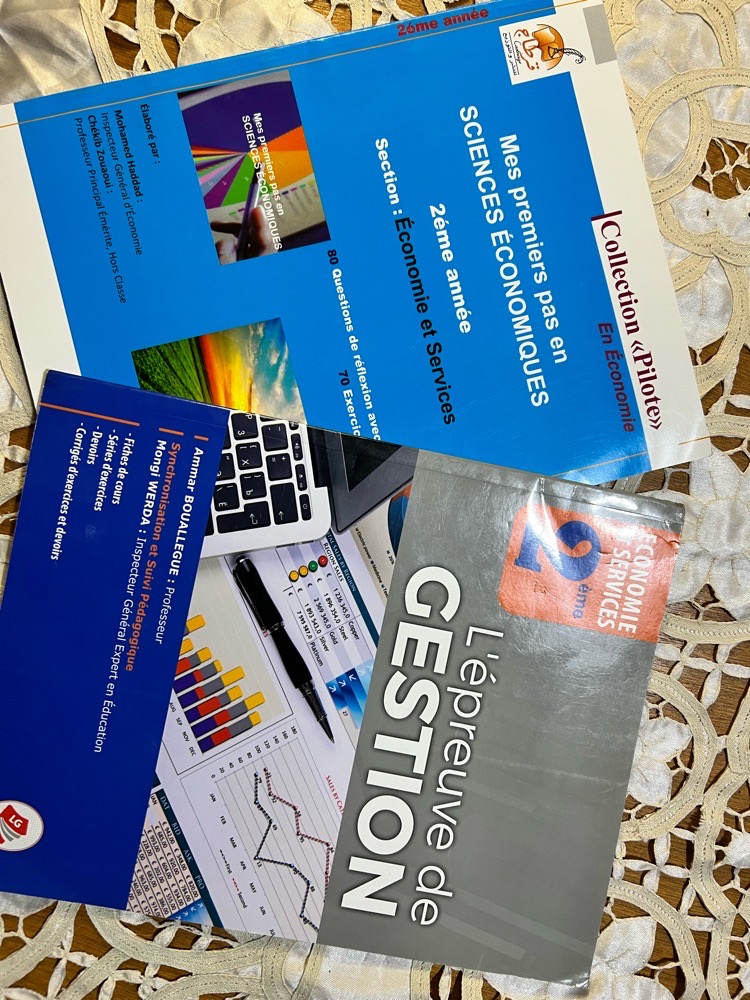 2 livres parascolaires 2 eme année Eco-Gestion