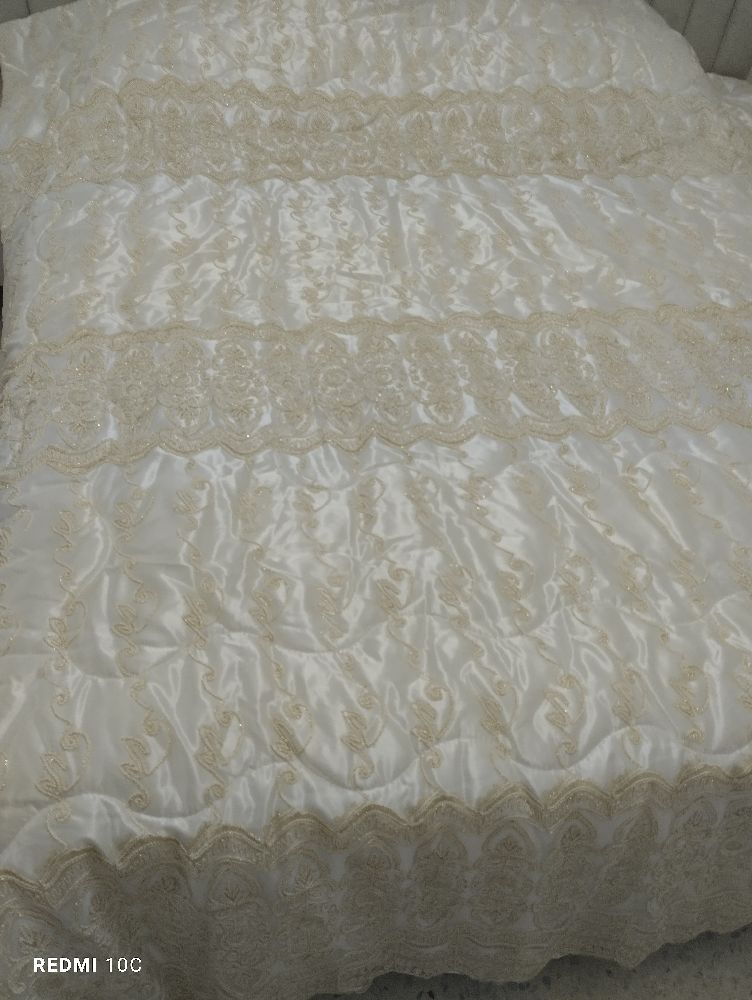Parures f blanc dorée avec 4 taies d'oreillers 