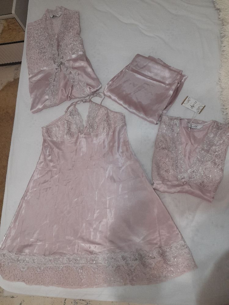 4 pièces lingeries de nuit avec étiquette 