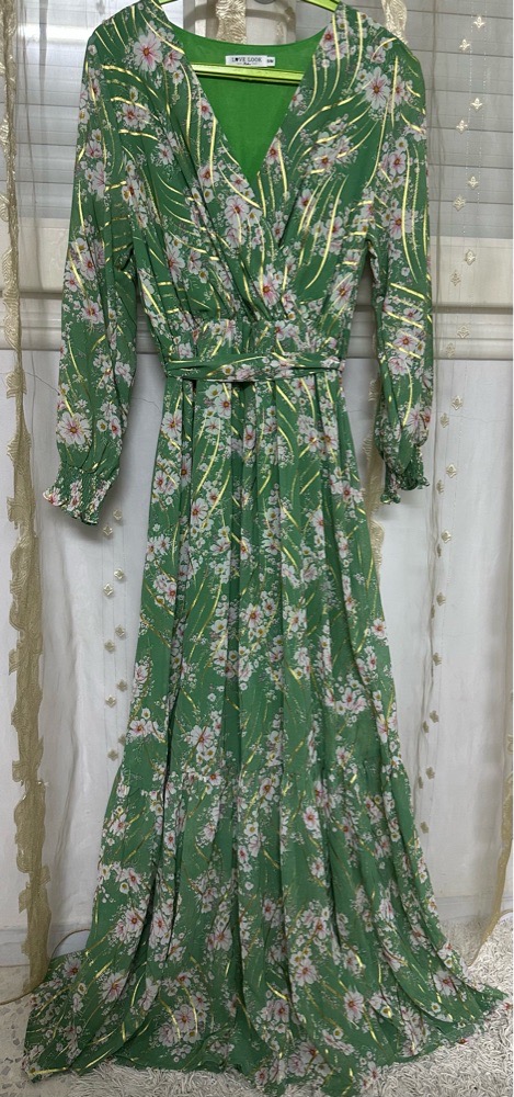 Jolie robe fleurie en mousseline etat neuf