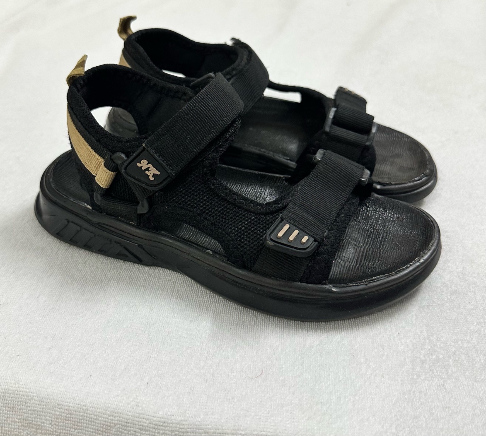 Sandelle garcon en tres bon etat taille 30