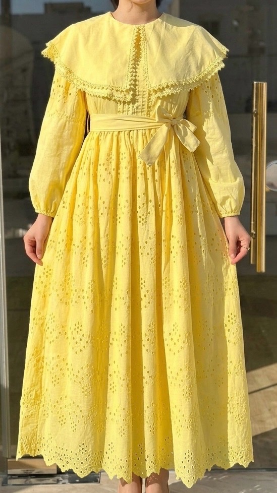 Jolie robe avec broderie couleur jaune taille 40
