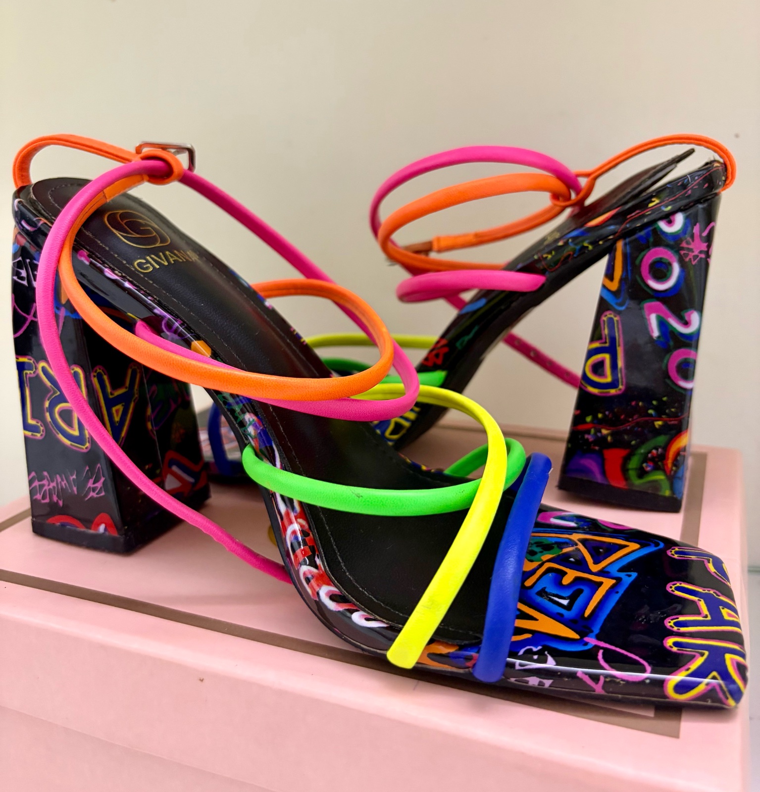 🌈 Sandales à talons multicolores – 120 DT