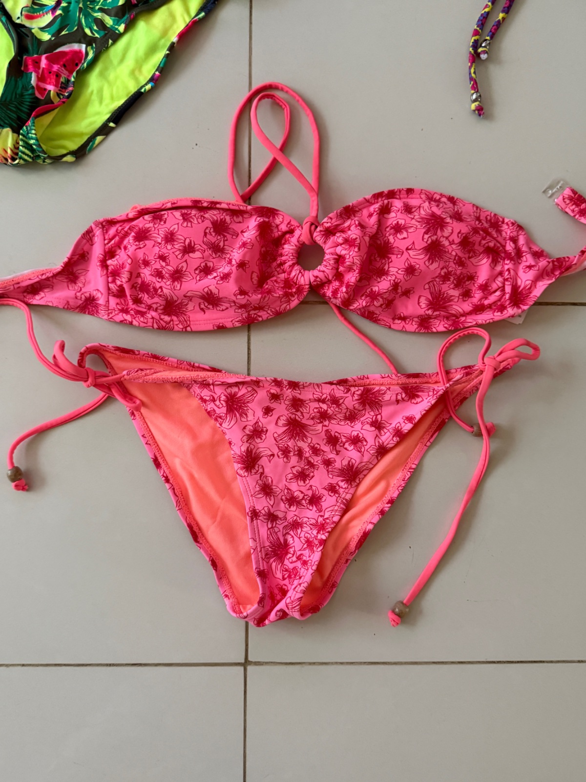 Deux maillots de la taille M chacun a 15 Dinars 