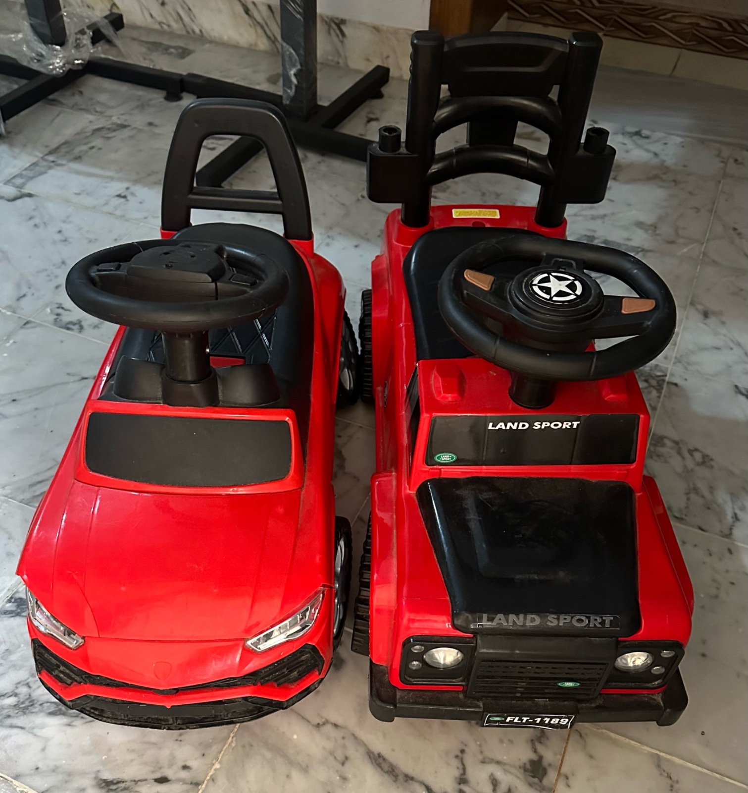 2 voitures rouges