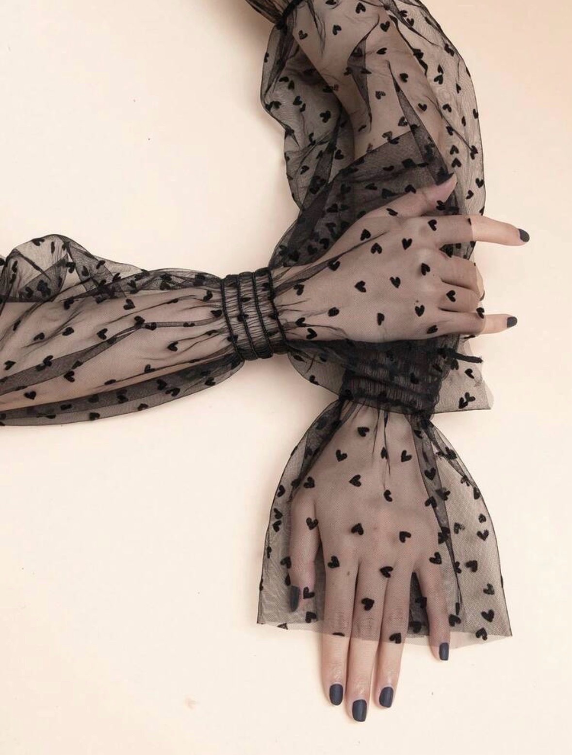 Gants avec des coeurs noirs