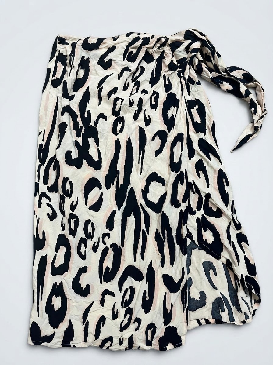 Jupe portefeuille Miss Selfridge présente un imprimé animalier beige et noir audacieux avec un nœud latéral