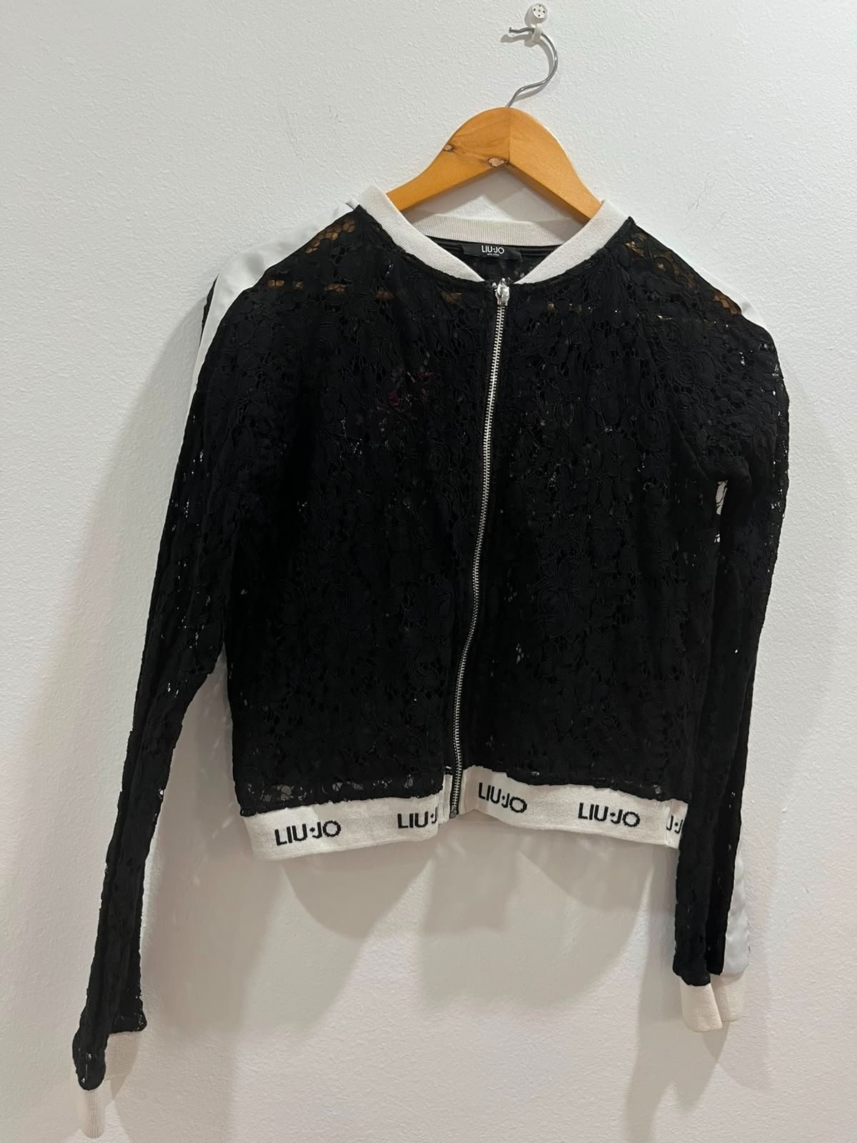 Sweat-shirt Liu Jo Sport noir est fabriqué en dentelle élégante avec des bandes blanches contrastantes sur les manches