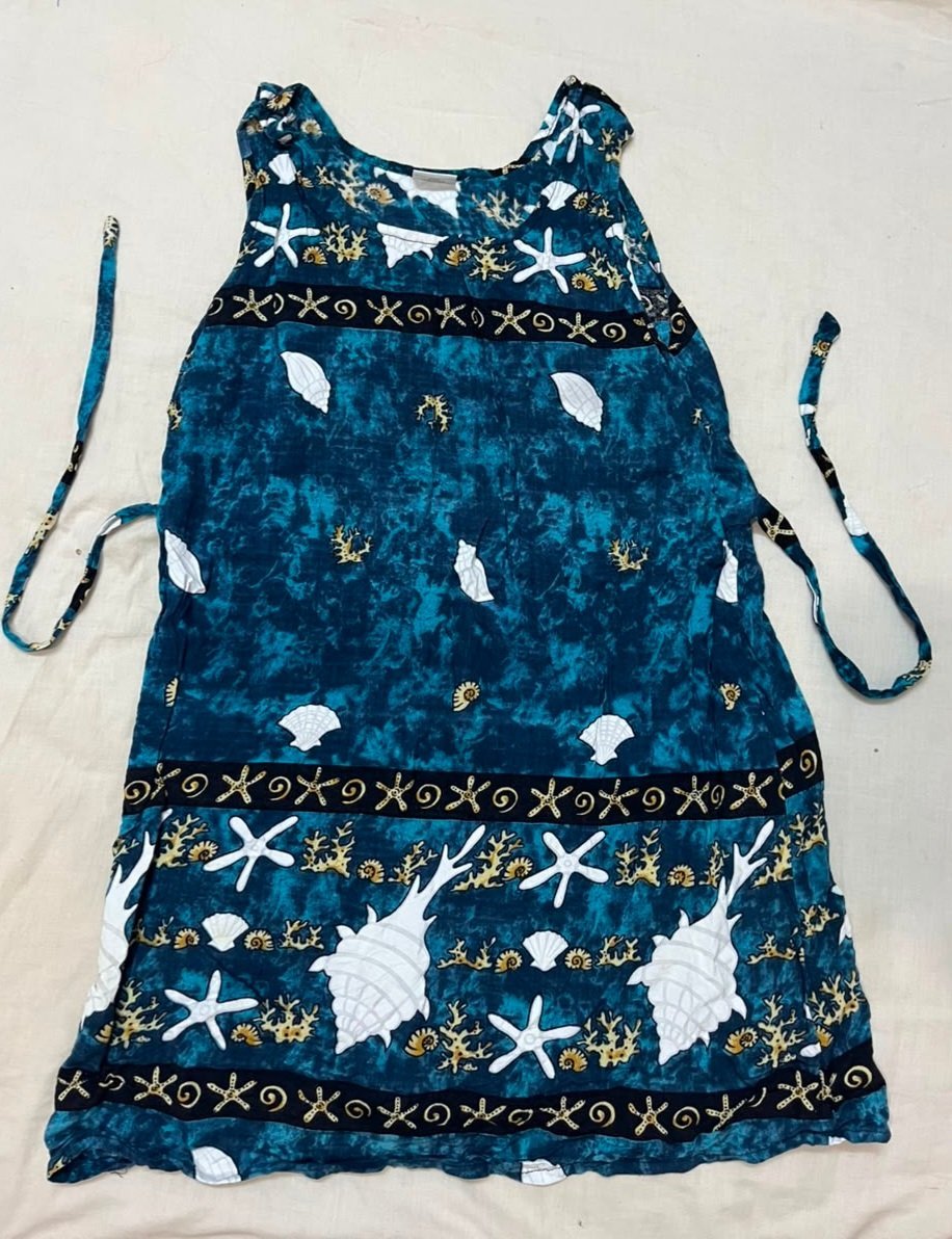 Robe de plage bleue sans manches présente un motif marin de coquillages et d'étoiles de mer