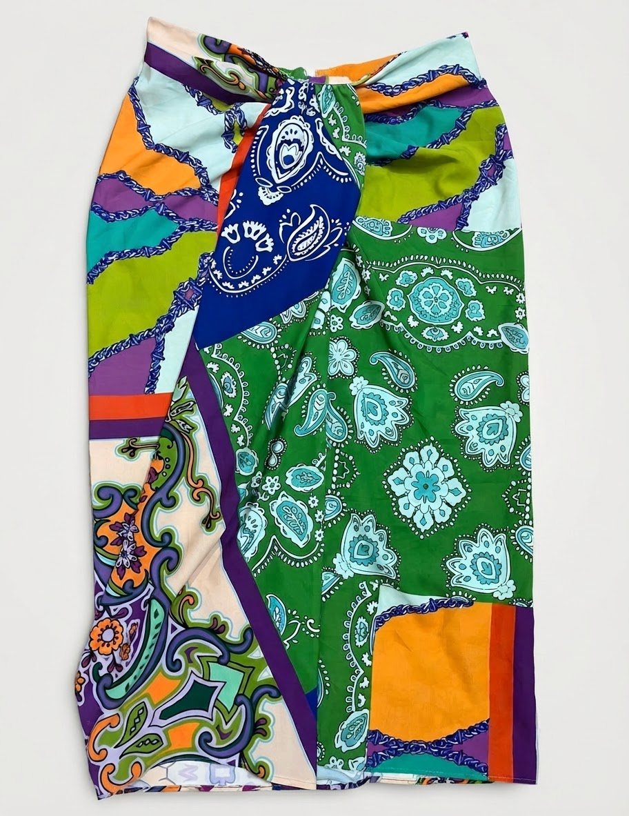 Jupe midi de style paréo, ornée d'un imprimé foulard coloré et d'un nœud sur le devant, ressemble à une création de la marque MS London 