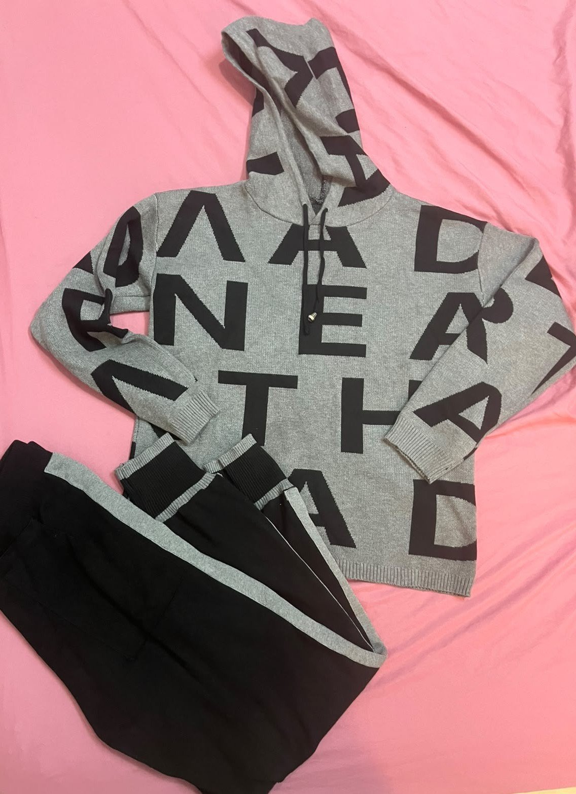 Ensemble 2 pièces pour femme composé d'un sweat-shirt à capuche gris chiné avec des lettres noires imprimées et d'un pantalon noir assort