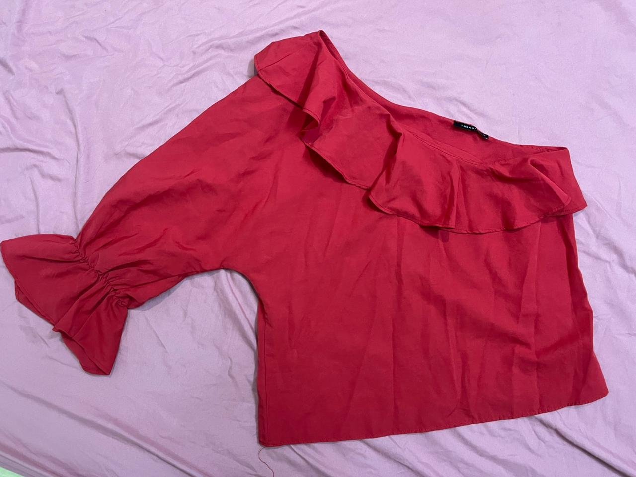 Blouse rouge asymétrique Trendyol présente un élégant volant sur l'épaule et des manches à volants