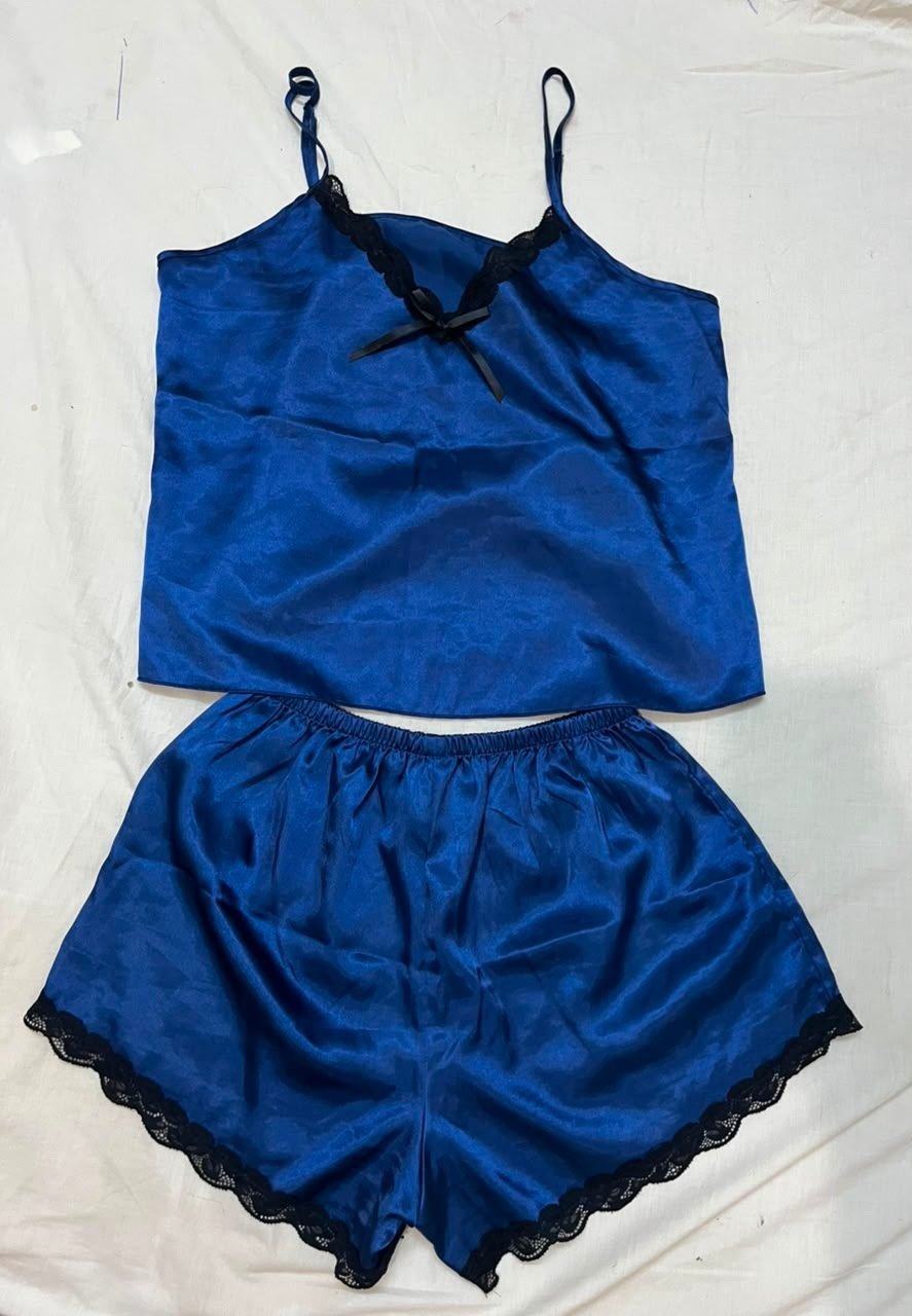 Ensemble de pyjama nuisette en satin bleu avec bordure en dentelle noire