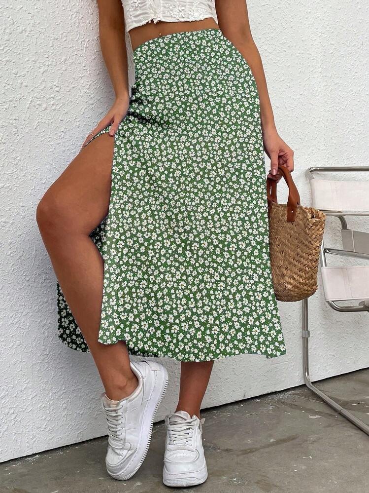 Jupe verte à imprimé fleuri est un modèle mi-long de style bohème, probablement de la marque SHEIN, caractérisé par une fente latérale et une coupe en ligne A