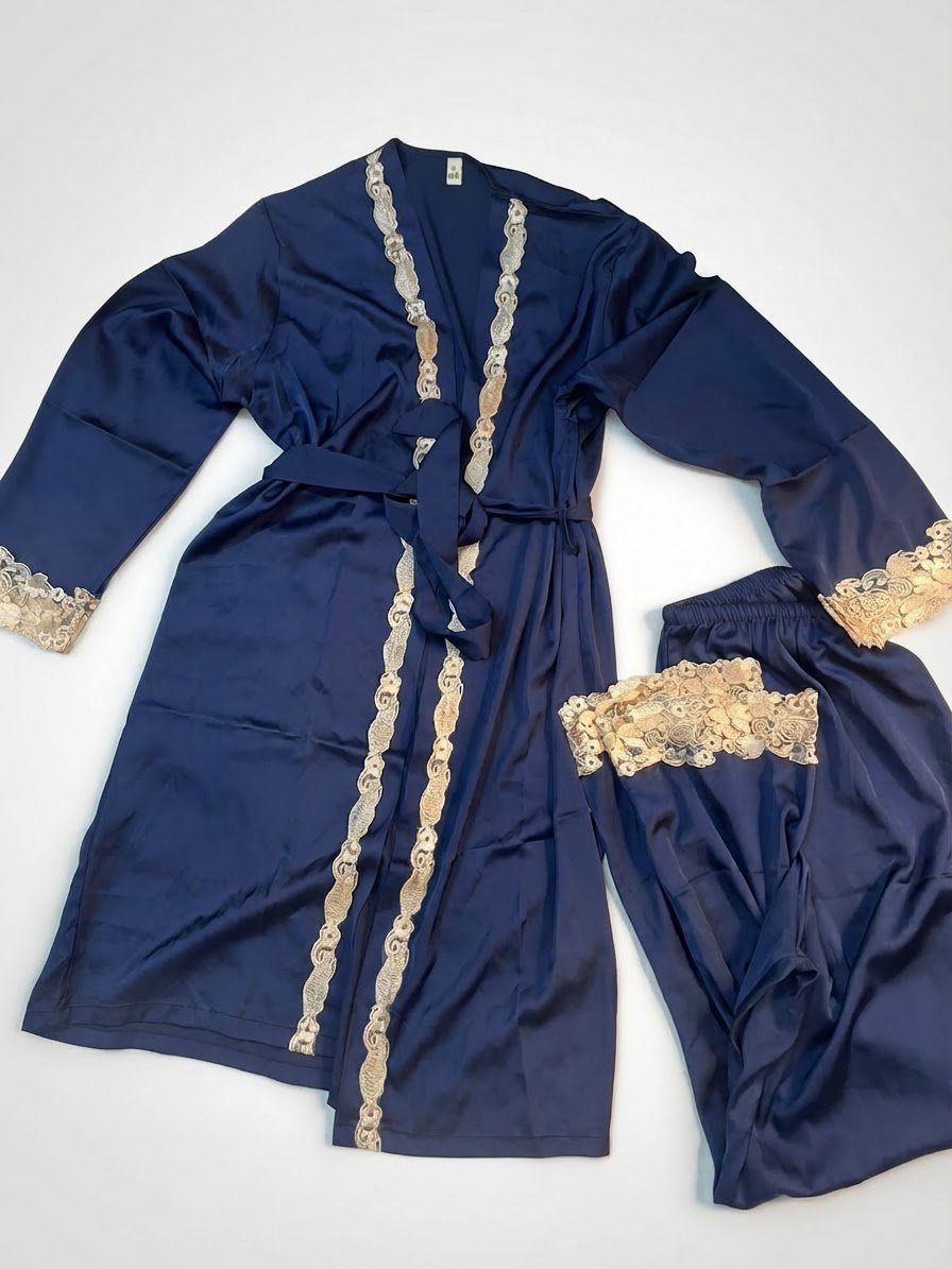 Un élégant ensemble de nuit en satin bleu marine, orné de délicates bordures en dentelle contrastante beige