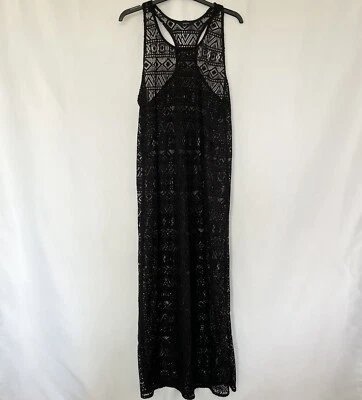 Robe longue en crochet noir (ou robe maxi ajourée) de la marque Papaya. Elle présente des motifs géométriques et en chevrons transparents, idéale comme cache-maillot de plage ou robe d'été décontractée