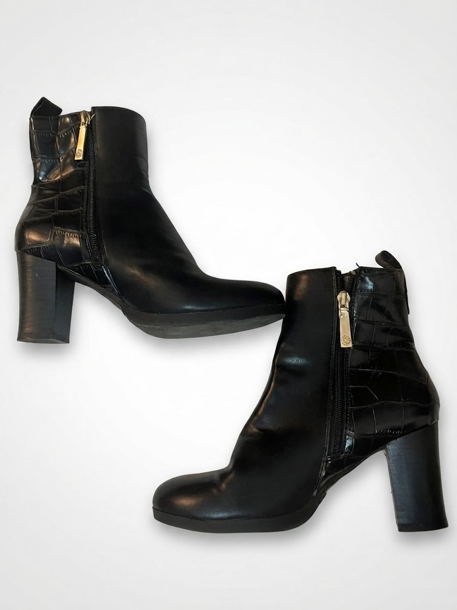 Bottines noires à talons carrés se distinguent par leur empiècement arrière à effet croco et leur fermeture éclair latérale dotée d'un élégant curseur doré