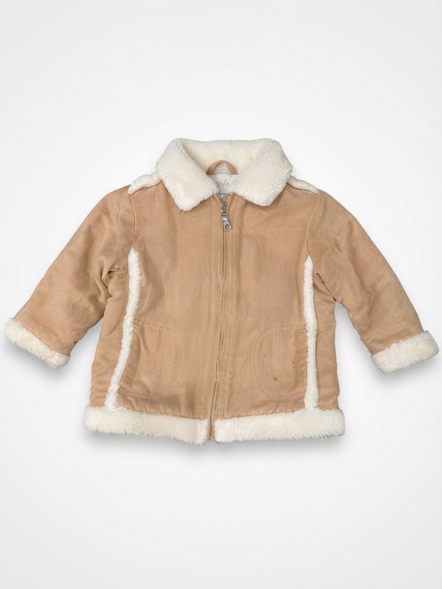 Veste camel en suédine avec des détails en fausse fourrure blanche ressemble aux vestes aviateur pour enfants disponibles sur des sites comme SHEIN