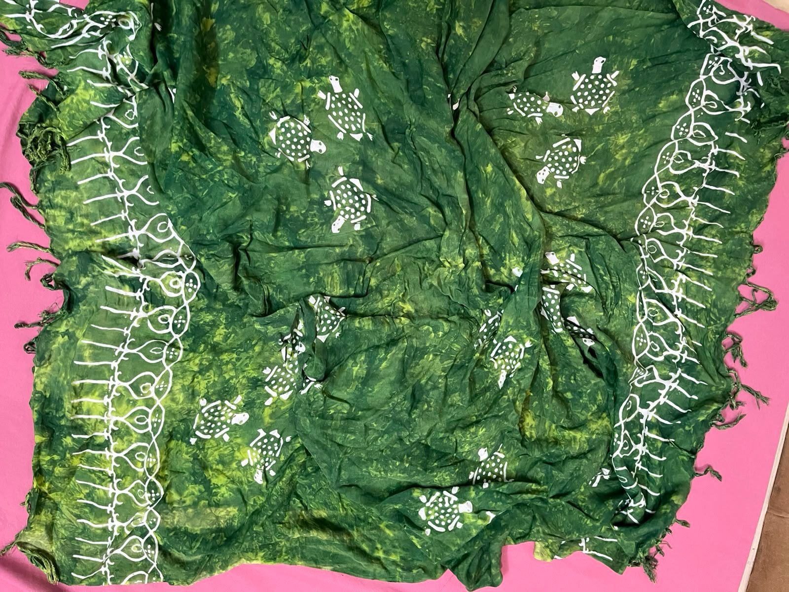 Paréo vert arbore des motifs de tortues blanches et des franges