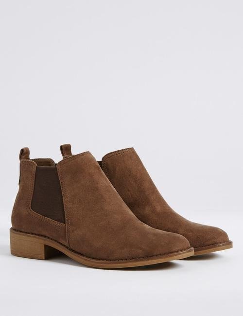 Bottines Chelsea marron en suède se distinguent par leurs empiècements élastiques latéraux caractéristiques et leurs petits talons blocs