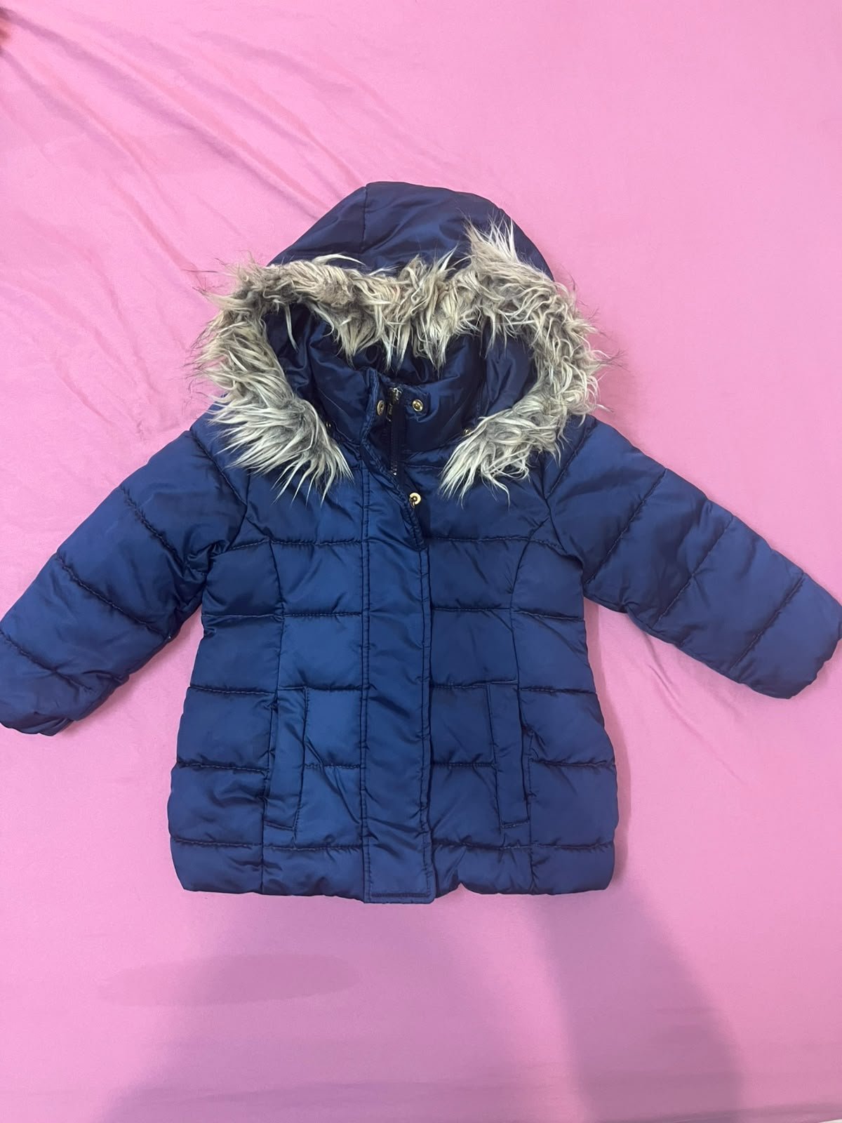 Une doudoune d'hiver pour enfant H&M (couleur bleu marine avec une capuche bordée de fausse fourrure amovible)