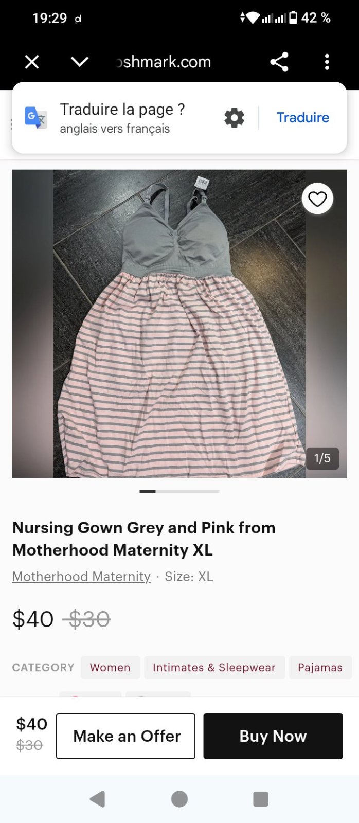 D’une chemise de nuit d'allaitement de grossesse de la marque Motherhood Maternity dotée d'un haut gris uni à bretelles avec clips d'allaitement et d'une jupe rose et grise à rayures