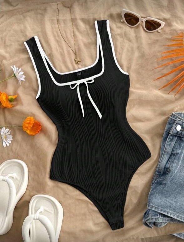 Body côtelé noir de la marque SHEIN présente une encolure carrée avec un nœud décoratif blanc