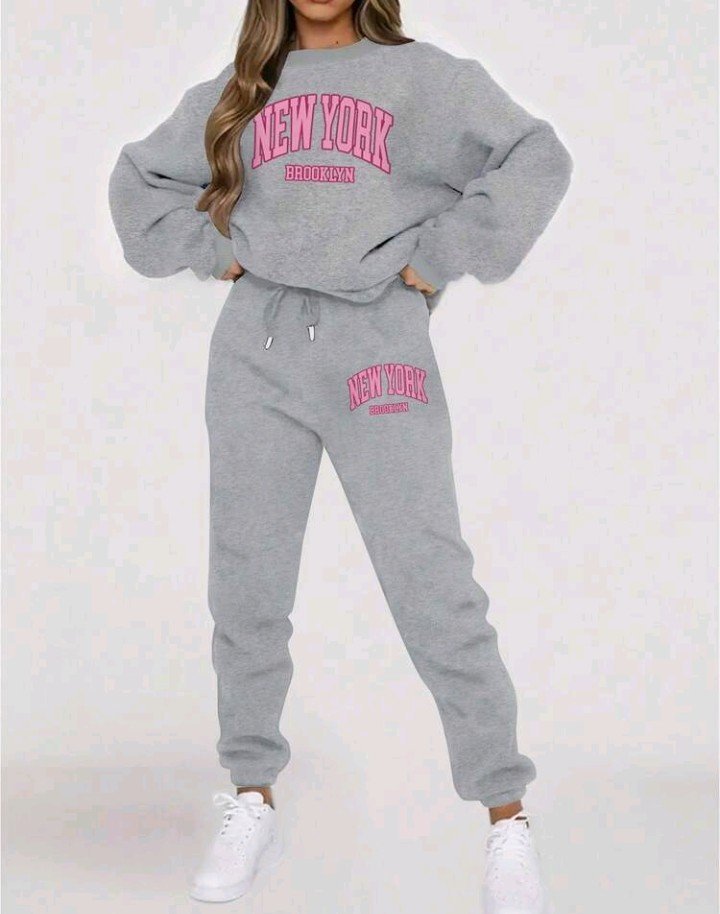 Survêtement gris pour femme composé d'un sweat-shirt à col rond et d'un pantalon de jogging assorti ornés de l'inscription rose "New York Brooklyn"