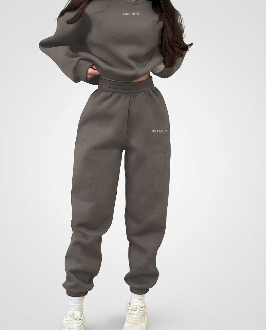 Survêtement est un ensemble de deux pièces décontracté de la marque INAWLY sur SHEIN, visible en coloris marron moka avec un petit motif lettré « Graphite »