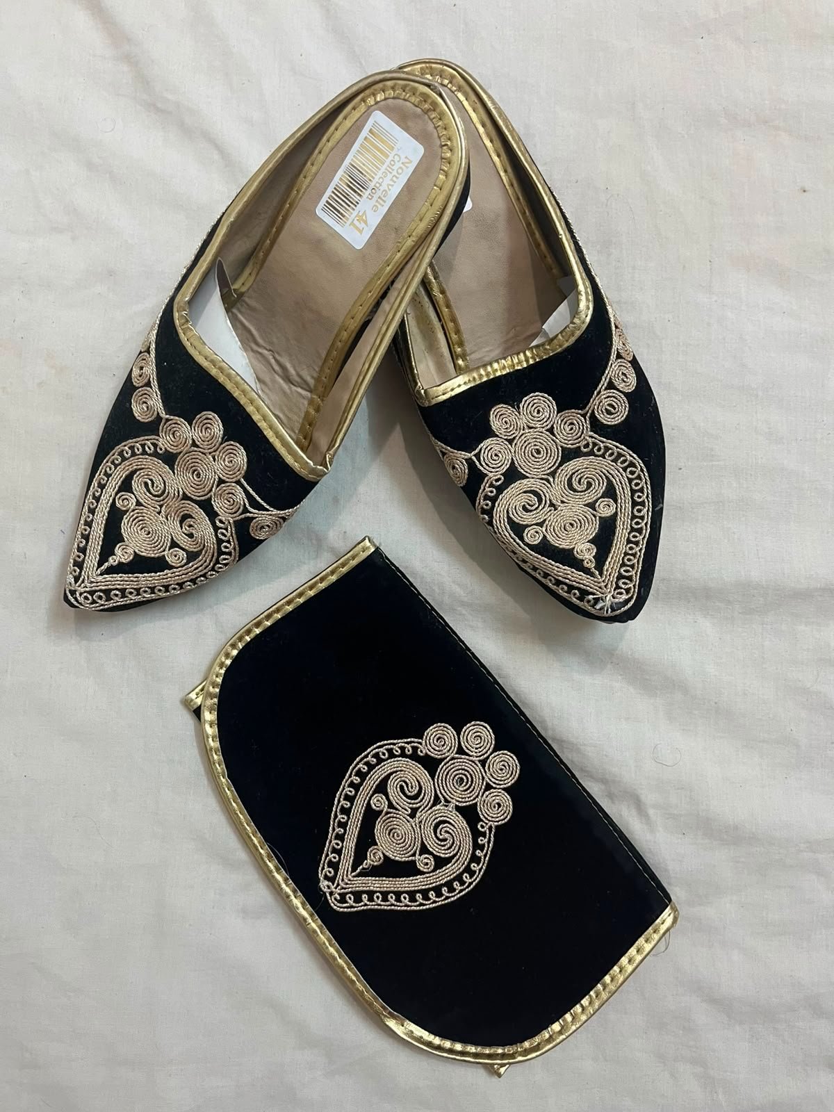Ensemble de balgha et pochette présente un motif de broderie en fil doré inspiré du style fassi