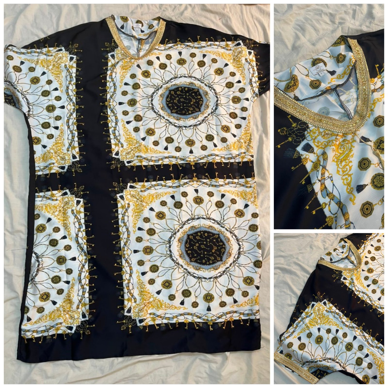 Robe de type caftan ou boubou présente un imprimé circulaire doré et noir sur un fond blanc, agrémenté de bordures dorées