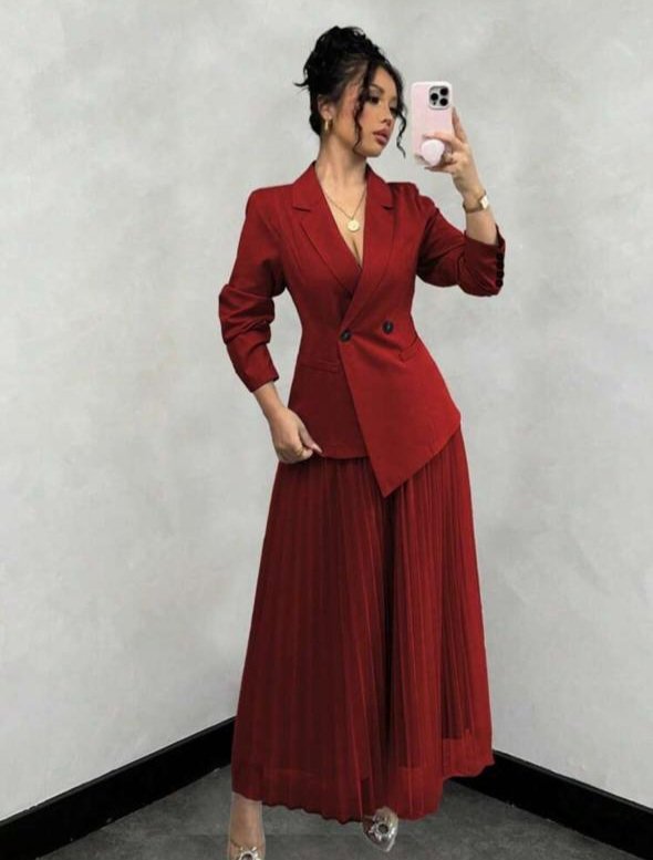 Ensemble bordeaux de chez SHEIN comprend un blazer cintré à manches longues et une jupe longue plissée assortie