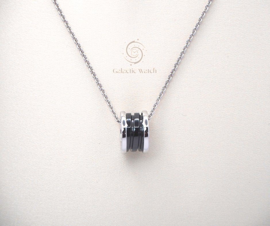 Collier Bulgari Save the Children est fabriqué en argent massif et en céramique noire, avec le logo emblématique gravé