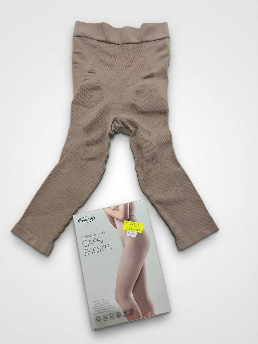 Short/capri de compression et de massage de la marque Farmacell présente un tricotage relief en nid d'abeille conçu pour exercer un effet drainant et massant sur la peau