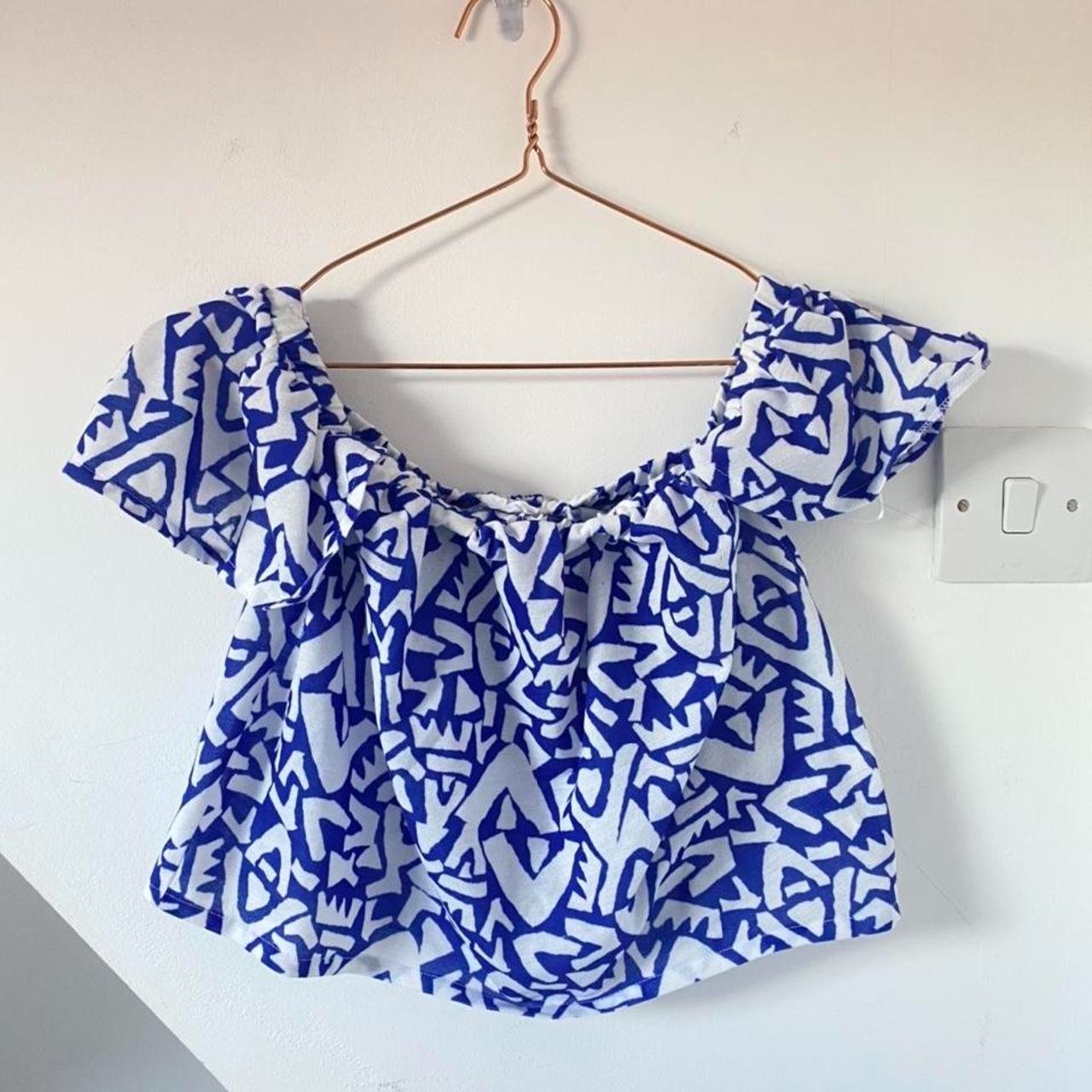 Haut court à épaules dénudées Zara présente un motif géométrique bleu vif et blanc