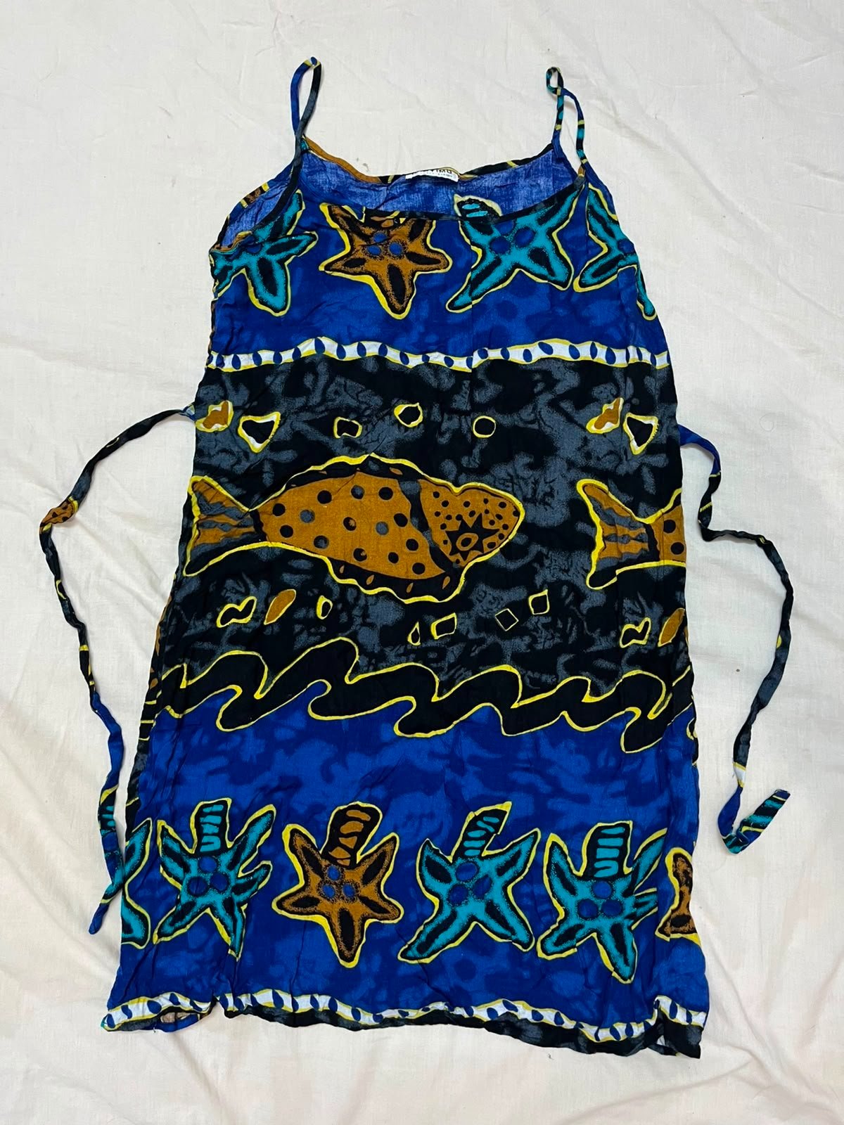 Robe de plage estivale en viscose arbore un motif batik bleu et noir avec des poissons et des étoiles de mer