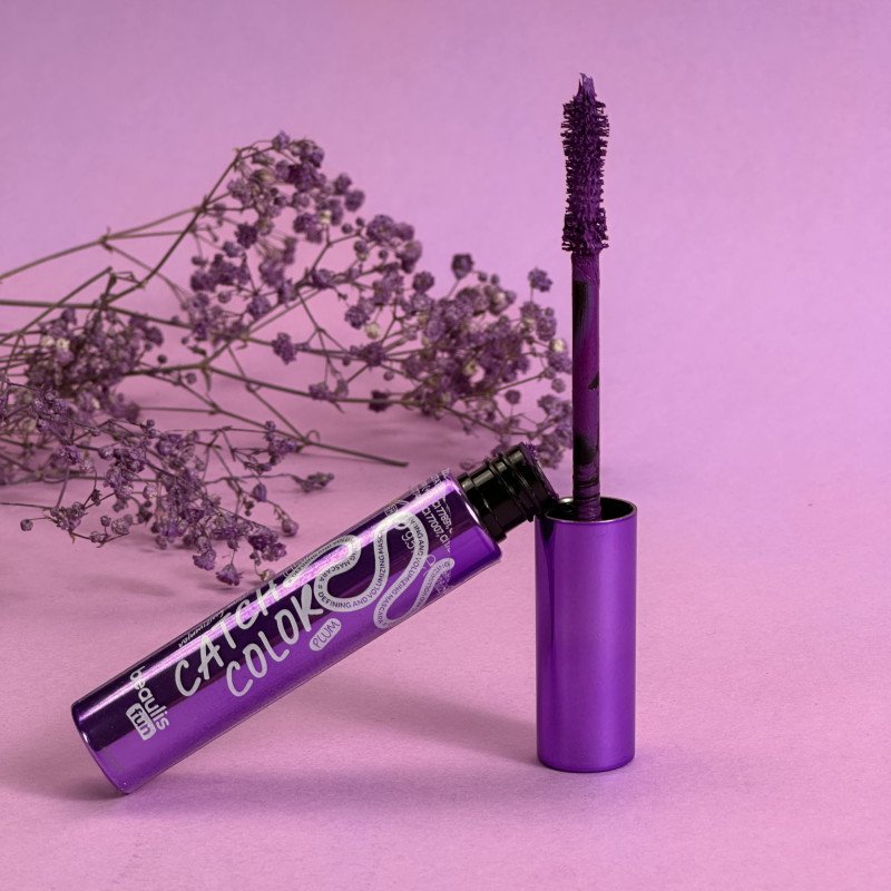 Mascara est spécifiquement conçu pour apporter du volume tout en offrant une teinte violette "Plum" originale